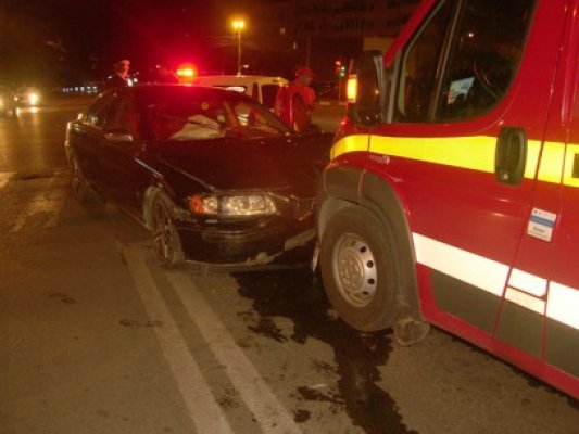 Ce se întâmplă când ambulanţa SMURD opreşte la semafor: şoferii băuţi n-au cum să o rateze!